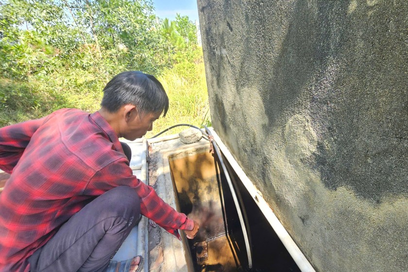 Những năm qua, nhiều hộ dân khu TĐC thôn 1B phải sử dụng nguồn nước giếng bị nhiễm phèn nặng. (Ảnh: Thùy Nhung)