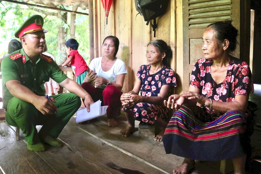 Công an Nghệ An đến các thôn, bản để tuyên truyền về thủ đoạn của tội phạm mua bán người. (Ảnh: Hoàng Ý)