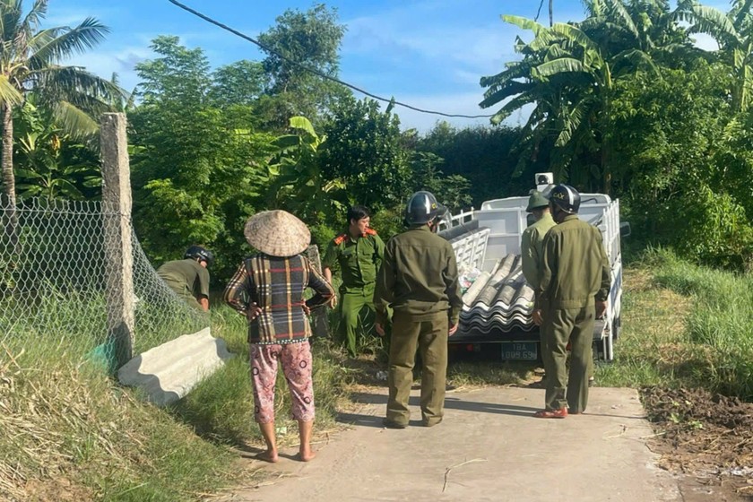 Công an và LLTGBV hỗ trợ người dân di chuyển vật dụng, chòi lán. (Ảnh trong bài: Trọng Kửu) 