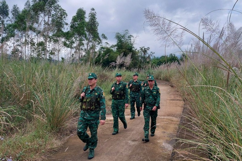 Cán bộ, chiến sĩ Đồn Biên phòng cửa khẩu Hoành Mô tuần tra bảo vệ biên giới.