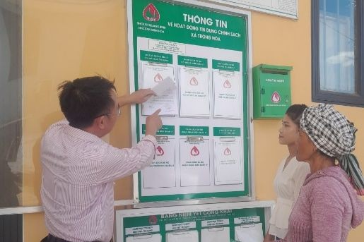 Cán bộ NHCSXH huyện Minh Hóa đang phổ biến các chủ trương mới đến Tổ trưởng Tổ tiết kiệm và vay vốn. 