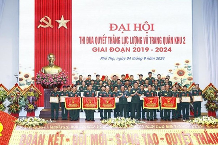 Bộ Tư lệnh Quân khu 2 trao thưởng các điển hình tiên tiến LLVT Quân khu giai đoạn 2019 - 2024. (Ảnh trong bài: Hồng Sáng)