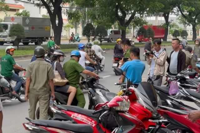 Cơ quan Công an đưa chủ Mái ấm Hoa Hồng và những người liên quan về trụ sở để lấy lời khai. Ảnh CAND