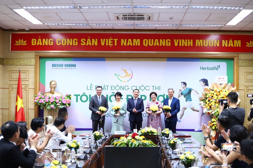 GS. TS Trần Văn Thuấn tặng hoa chúc mừng các thành viên Hội đồng giám khảo cuộc thi Tôi khỏe đẹp hơn lần 3.