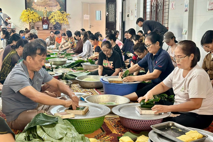 Đông đảo người dân tham gia gói bánh chưng tại chùa Đình Quán sáng 12/9.