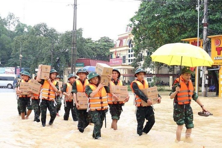 Bộ đội Quân khu 1 cùng Đoàn công tác vận chuyển lương khô đến với bà con Nhân dân xã Linh Sơn, TP Thái Nguyên. (Ảnh: Quang Thiện) 