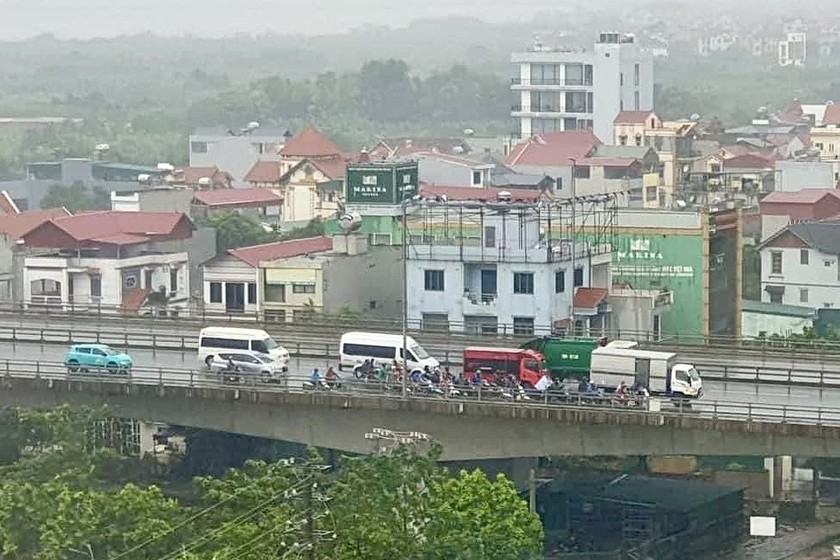 Cảm động hình ảnh ô tô dàn hàng chắn gió bão cho xe máy trên cầu Nhật Tân, Hà Nội. (Nguồn: Cao Sang) 