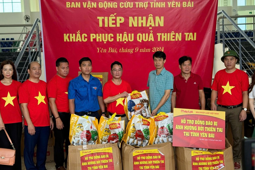 Đoàn Công tác của Báo Pháp luật Việt Nam trao quà cứu trợ cho Ban Vận động cứu trợ tỉnh Yên Bái. 