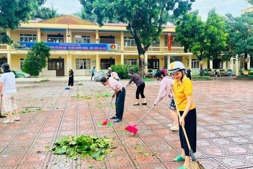 Các thầy cô Trường Tiểu học Yên Nghĩa (Hà Nội) đang dọn dẹp vệ sinh trường lớp chuẩn bị đón học sinh trở lại. (Nguồn: GDTĐ) 