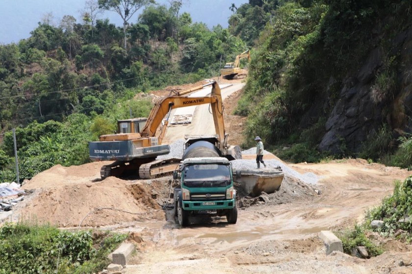 Sau 3 năm thực hiện, dự án tái thiết các tuyến đường lên 4 xã vùng cao của huyện Phước Sơn vẫn còn ngổn ngang. (Ảnh trong bài: Công Huy)