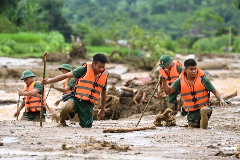 Cán bộ, chiến sĩ không chùn bước trước gian khó, hiểm nguy. (Ảnh: Sư đoàn 316 (Quân khu 2) - Nguồn: QĐND)