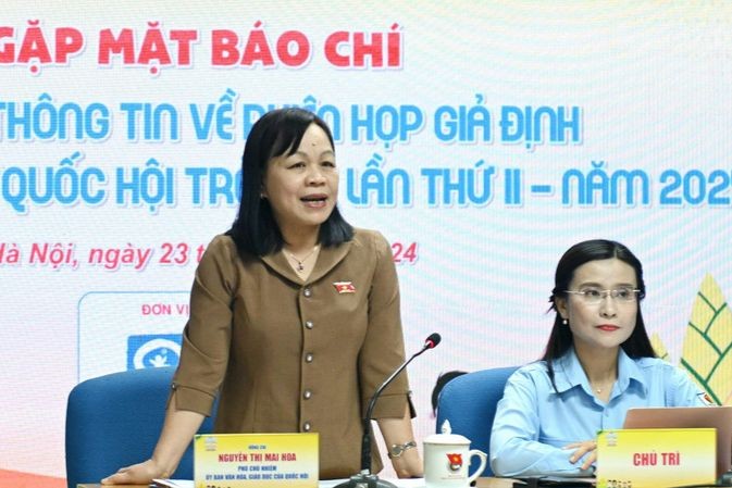 Phó Chủ nhiệm Ủy ban Văn hóa, Giáo dục Nguyễn Thị Mai Hoa phát biểu tại buổi gặp mặt báo chí (Ảnh: ĐBND)