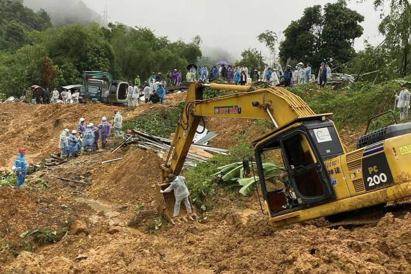 Lực lượng chức năng khẩn trương tìm kiếm nạn nhân mất tích (Ảnh: Công an Hà Giang)