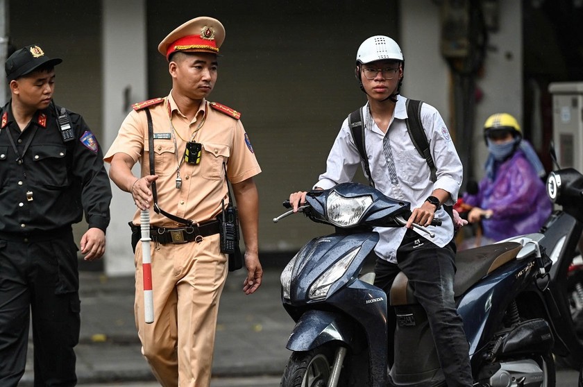 Lực lượng CSGT Công an TP Hà Nội tăng cường kiểm tra, xử lý học sinh vi phạm TTATGT. (Nguồn: Công an TP Hà Nội) 