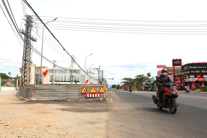 Dự án nút giao thông đường 2 tháng 9 - đường Nguyễn Tất Thành phải rào lại. (Ảnh trong bài: Nhung - Huy)