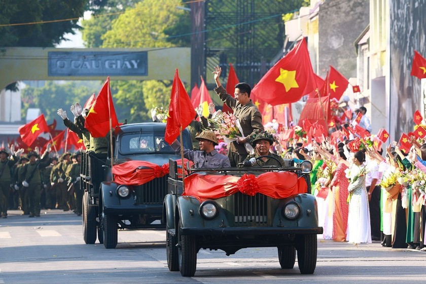 Tái hiện hình ảnh Thị trưởng Hà Nội, bác sĩ Trần Duy Hưng trên xe dẫn đầu Đoàn quân Giải phóng tiến vào Hà Nội ngày 10/10/1954 trong sự hân hoan, chào đón của người dân Thủ đô tại chương trình “Ngày hội Văn hóa vì hòa bình” kỷ niệm 70 năm Giải phóng Thủ đô tại Hà Nội ngày 6/10 vừa qua. (Nguồn: TTXVN) 