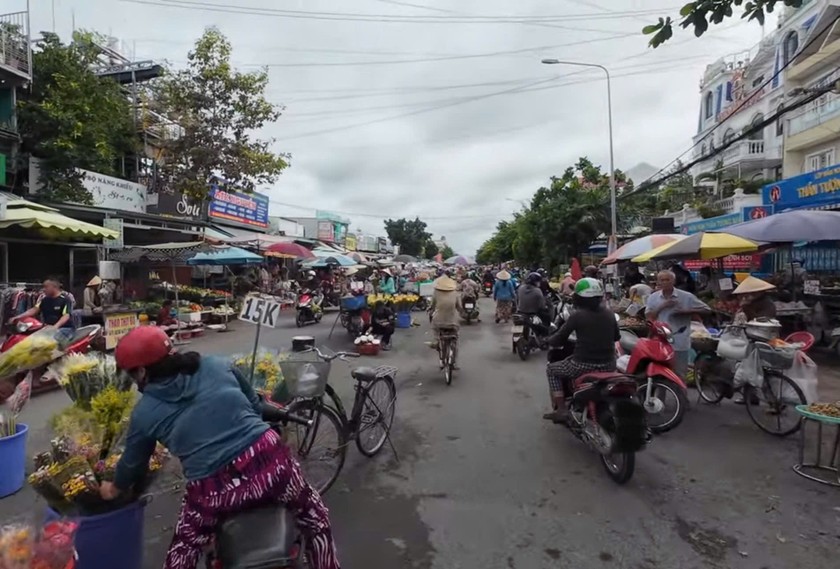 Một chợ tự phát đông đúc vào giờ tan tầm gây ách tắc giao thông. (Ảnh: A.T)