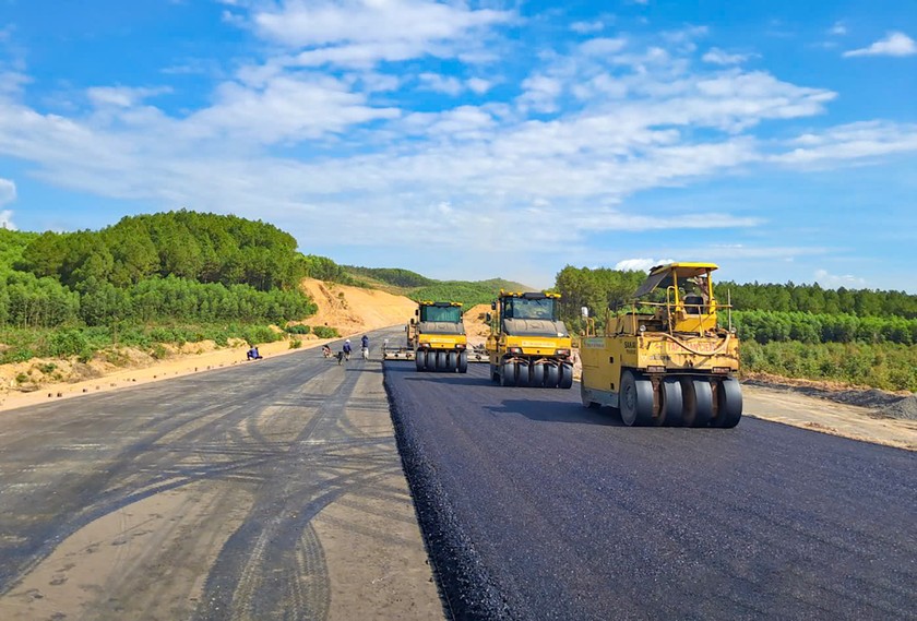 Thi công cao tốc Bắc - Nam đoạn Bùng - Vạn Ninh. (Ảnh: Tạ Hải) 