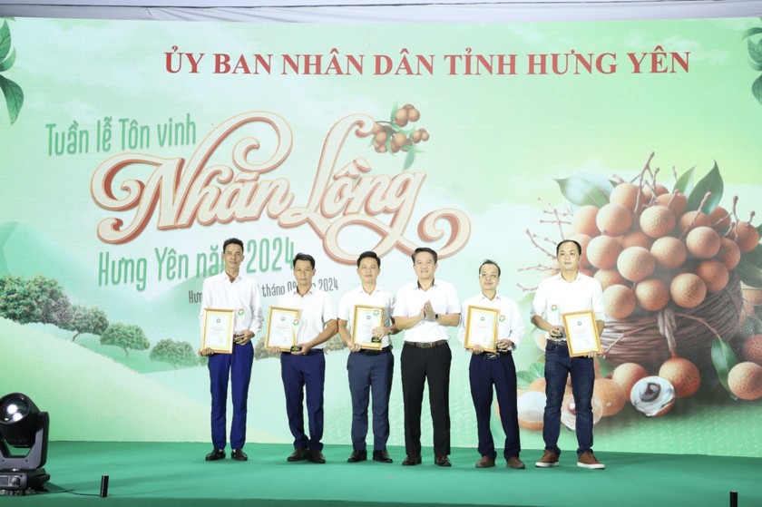 Trao chứng nhận và cúp sản phẩm công nghiệp nông thôn tiêu biểu cấp tỉnh năm 2024 cho 5 sản phẩm, bộ sản phẩm của các cơ sở công nghiệp nông thôn trên địa bàn tỉnh.