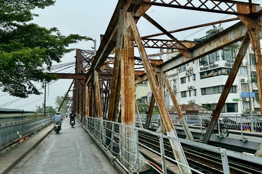 Nhiều hạng mục trên cầu Long Biên đã xuống cấp nghiêm trọng, gây mất an toàn cho người dân. (Ảnh: PV) 