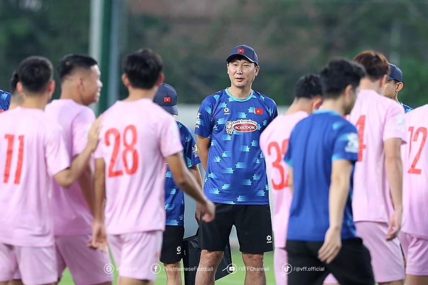 AFF Cup cận kề và áp lực của ông Kim Sang Sik