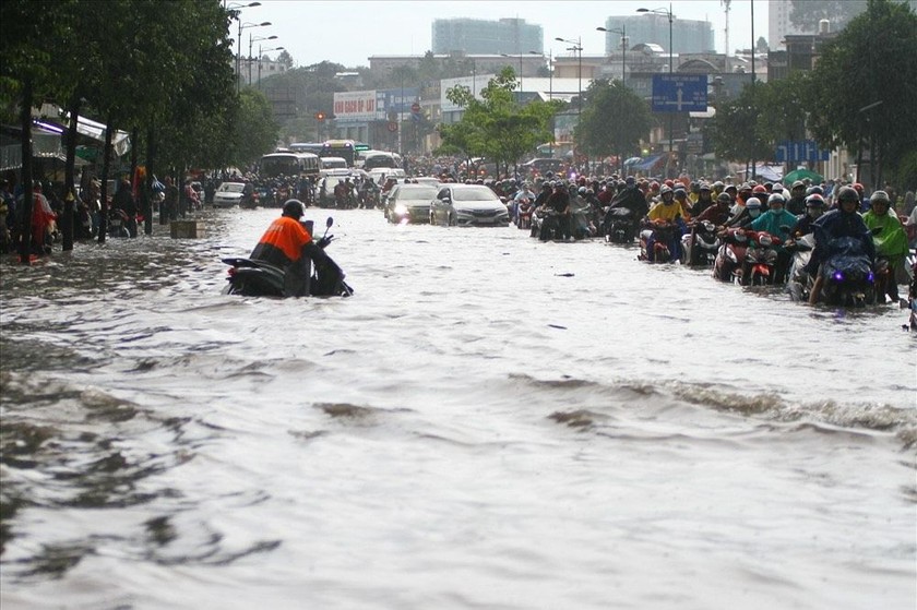 Những cơn mưa Sài Gòn thường chọn cho mình giờ rơi khắc nghiệt nhất, ấy là buổi tan tầm.