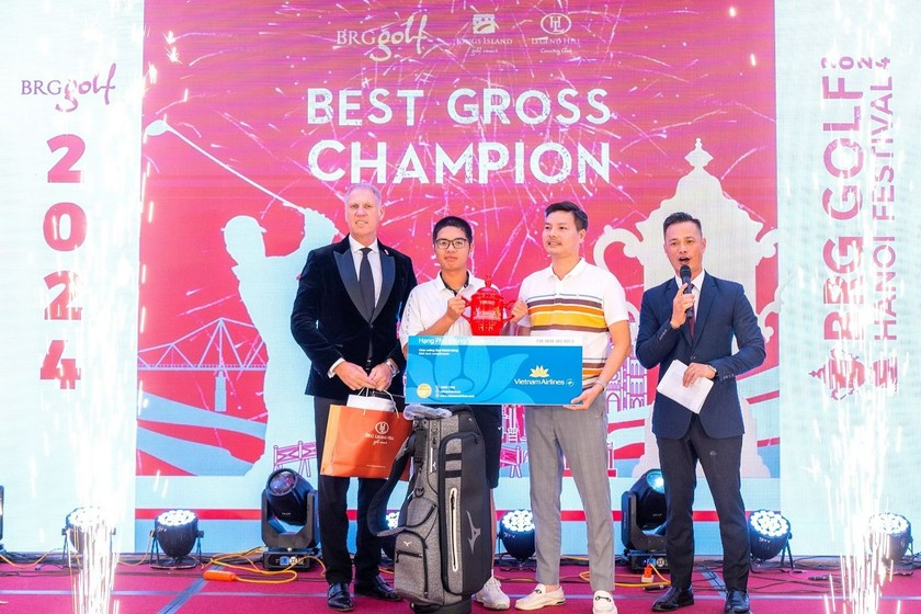 Gôn thủ Lê Minh Nghĩa (thứ hai từ trái qua) giành chức vô địch BRG Golf Hanoi Festival 2024 với tổng điểm 155 gậy.