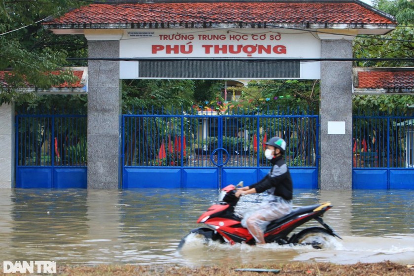 Nhiều trường học tại Thừa Thiên Huế buộc phải đóng cửa, cho học sinh nghỉ học vì nước lũ dâng cao trong ngày 25/11 (Ảnh: Dân trí)