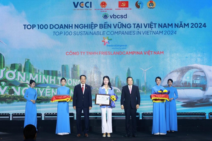 Bà Lê Thị Thúy Hào (giữa) – Giám đốc nhà máy Hà Nam của FrieslandCampina Việt Nam nhận giải thưởng Top 100 doanh nghiệp bền vững Việt Nam.