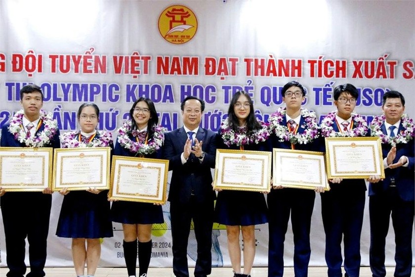 Giám đốc Sở Giáo dục và Đào tạo Hà Nội Trần Thế Cương trao giấy khen cho đoàn học sinh Hà Nội đạt thành tích xuất sắc tại kỳ thi IJSO năm 2024. (Sở GD&ĐT)