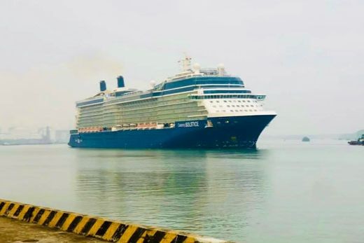 Tàu biển Celebrity Solstice đến cảng Phú Mỹ (Bà Rịa - Vũng Tàu). (Ảnh: Bích Chi)