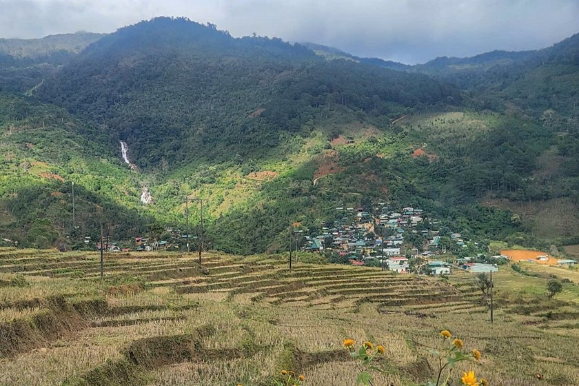  Khu TĐC thôn Chum Tam nằm bên thung lũng ruộng bậc thang cùng thác nước rất đẹp.