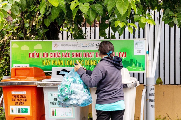 Phân loại rác tại nguồn không chỉ là yêu cầu pháp lý mà còn là trách nhiệm cộng đồng để bảo vệ môi trường. (Ảnh: Chinhphu.vn) 