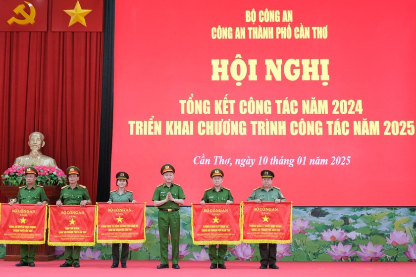 Thứ trưởng Nguyễn Ngọc Lâm trao Cờ thi đua của Bộ Công an cho các đơn vị của Công an Cần Thơ có thành tích xuất sắc. (Ảnh: Lê Sơn)