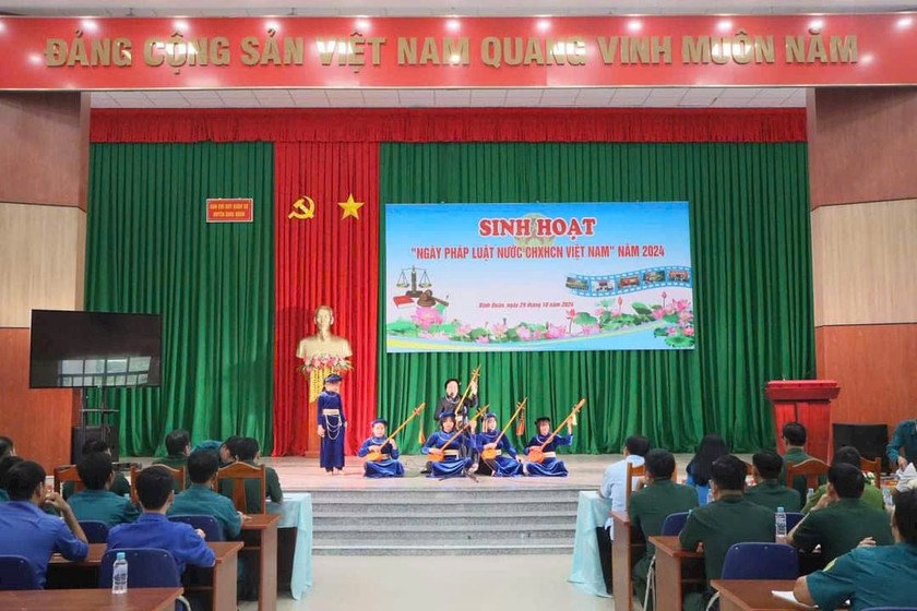 Bà Hoàng Thị Huyên và học sinh của mình biểu diễn tại Lễ kỷ niệm của địa phương. 