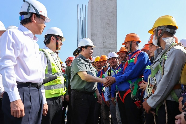 Thủ tướng Chính phủ Phạm Minh Chính đi kiểm tra, động viên người lao động làm việc xuyên Tết tại công trình trọng điểm dự án nhà Ga hành khách T3 Tân Sơn Nhất dịp Tết Nguyên đán 2024. Ảnh: VGP/Nhật Bắc