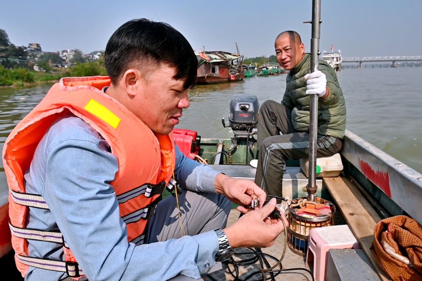 Trạm trưởng TVMT Hà Nội Hoàng Ngọc Vệ đo lưu lượng nước tại chân cầu Long Biên.