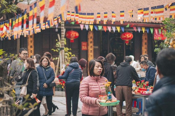 Nam thanh, nữ tú nô nức đến chùa Hà để dâng hương, cầu duyên. (Ảnh: Đào Đình Thao)