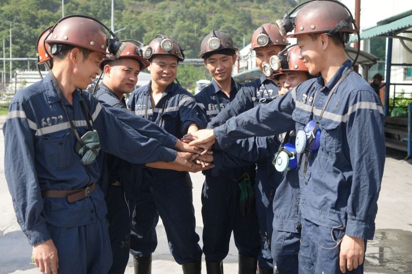 Công nhân Công ty Than Hạ Long quyết tâm đảm bảo an toàn trong ca sản xuất. (Ảnh: Phạm Tăng)