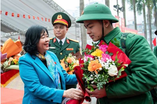 Bí thư Thành ủy Hà Nội Bùi Thị Minh Hoài động viên tân binh quận Ba Đình lên đường nhập ngũ. (Ảnh: Hồng Linh)