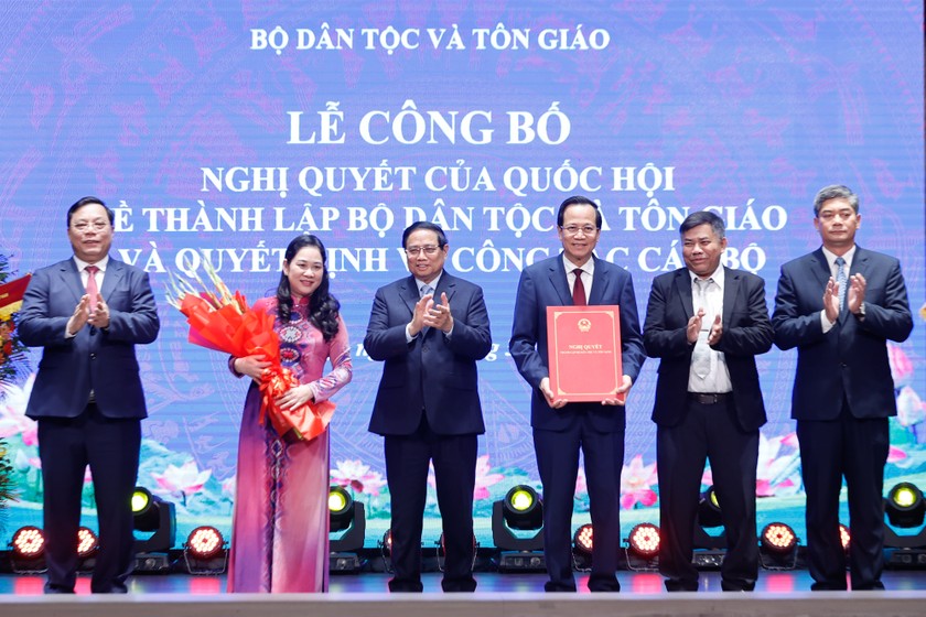 Thủ tướng trao Quyết định thành lập Bộ Dân tộc và Tôn giáo cho lãnh đạo Bộ - Ảnh: VGP/Nhật Bắc