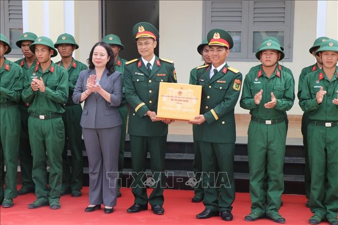  Phó Chủ tịch nước Võ Thị Ánh Xuân thăm và làm việc với Trung đoàn Bộ binh 24 đóng tại huyện Đăk Tô. (Ảnh: TTXVN) 