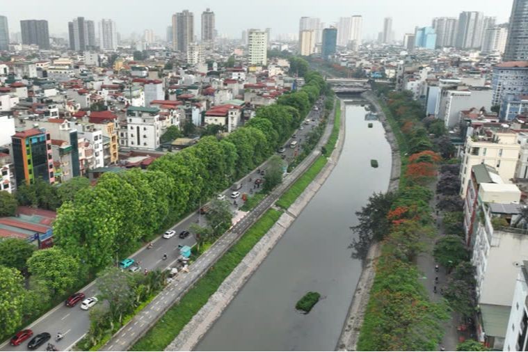 Hà Nội đang khẩn trương thực hiện các giải pháp bổ cập nước sông Tô Lịch. (Ảnh: Phạm Hùng) 