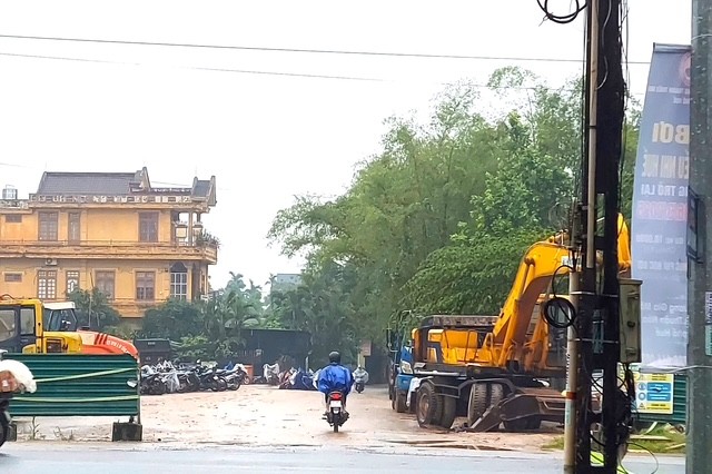 Công tác GPMB để thi công đường Lâm Hoằng nối dài còn chậm, buộc công trình ngừng thi công. (Ảnh: Thùy Nhung) 