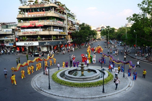 Đài phun nước được xây dựng từ năm 1954, nằm chính giữa quảng trường Đông Kinh - Nghĩa Thục. Ảnh internet