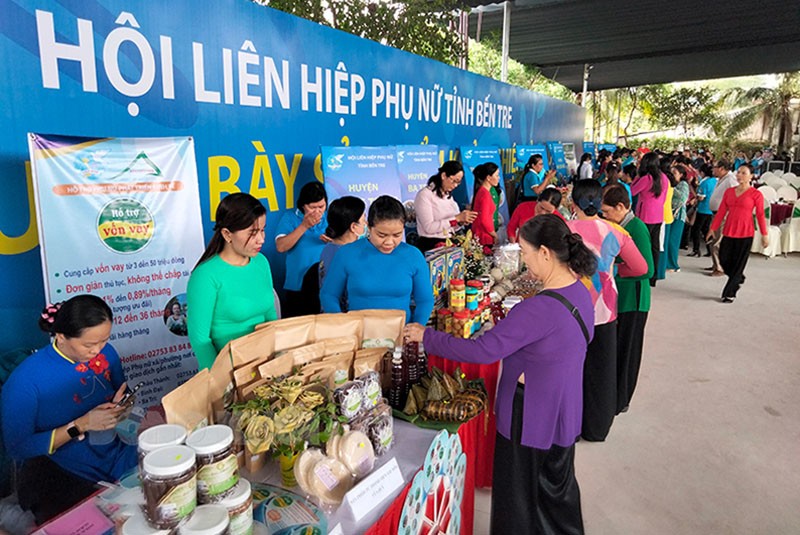 Những gian hàng của phụ nữ khởi nghiệp luôn thu hút được sự quan tâm của khách hàng, (Ảnh minh họa - Nguồn Hội LHPN Bến Tre)