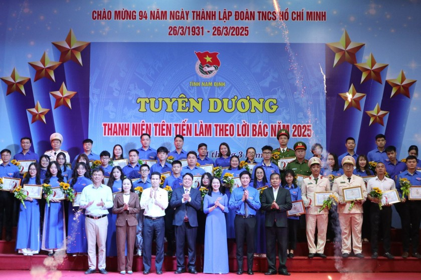 Trao chứng nhận và Kỷ niệm chương “Vì thế hệ trẻ” cho 38 cá nhân, 43 thanh niên tiên tiến làm theo lời Bác năm 2025. (Ảnh: Thiên Kim) 