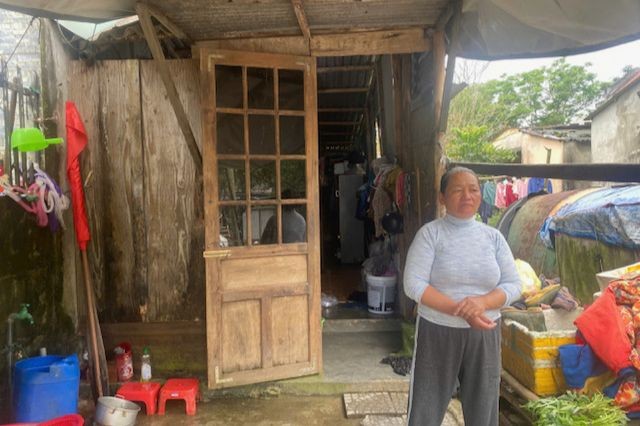 Một hộ dân tận dụng mui thuyền, mái tôn cũ dựng nhà tạm để ở trên đất công. (Ảnh: Thùy Nhung)