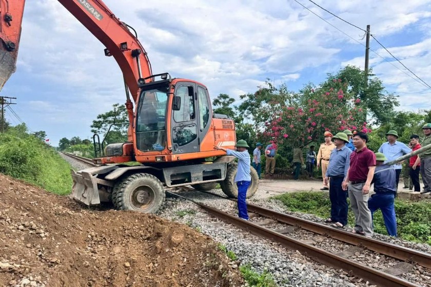 Lực lượng chức năng phá dỡ đường ngang dân sinh tự phát băng qua đường sắt tại Hà Tĩnh. (Ảnh: Hữu Anh) 