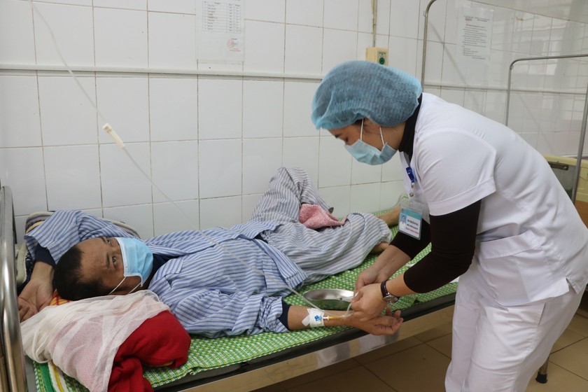Điều trị cho bệnh nhân tại TTYT huyện Kim Bôi (Ảnh: Sở Y tế Hòa Bình)